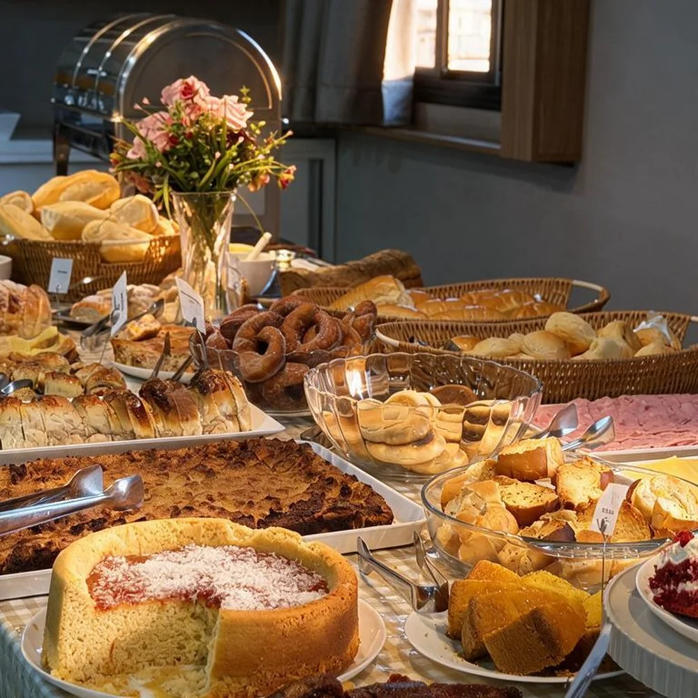 Café da manhã incluso do Hotel Rinkão, com pães, bolos e doces