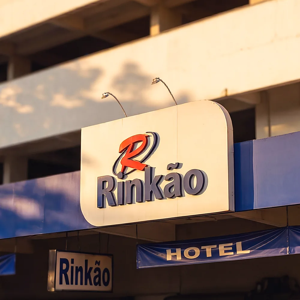 Letreiro do Hotel Rinkão na Avenida Francisco Lacerda de Aguiar, Cachoeiro de Itapemirim, ES