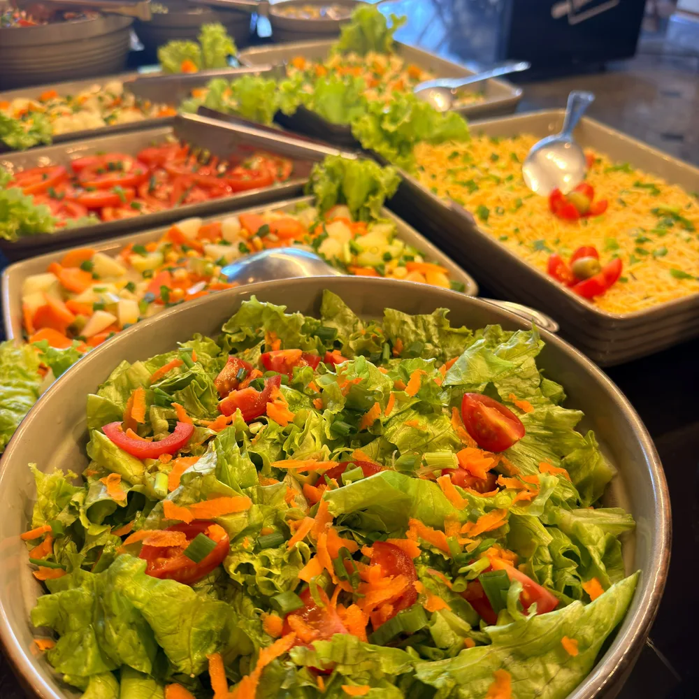 Salão do restaurante do Hotel Rinkão, com saladas frescas no buffet