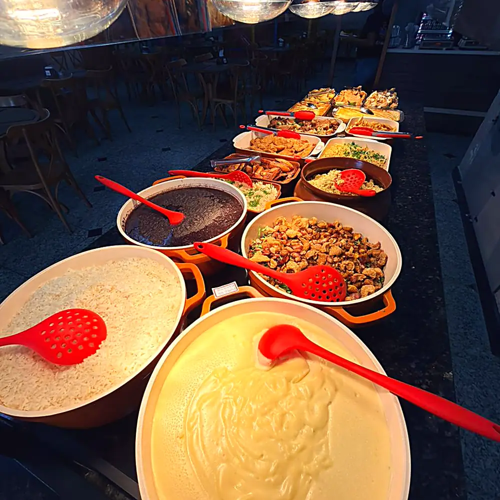 Restaurante do Hotel Rinkão em Cachoeiro de Itapemirim, com buffet variado